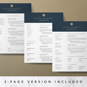 Op de afbeelding: Een driedelige cv-sjabloon met een donkerblauwe achtergrond en gouden accenten. De sjabloon bevat secties voor samenvatting, werkervaring, vaardigheden, opleiding, certificeringen, referenties, professionele ontwikkeling en prestaties. De tekst "STEVEN ROBERTS PROFESSIONAL TITLE" staat bovenaan elke pagina.