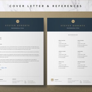 Pu&ograve; includere: Un modello di lettera di presentazione e referenze con un'intestazione blu scuro e accenti dorati. L'intestazione include il testo "COVER LETTER & REFERENCES" e le iniziali "SIR". Il modello &egrave; progettato per essere utilizzato da un professionista quando si candida per un lavoro.