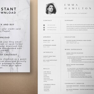 Pu&ograve; includere: Un modello di curriculum vitae in bianco e nero con una foto di una donna nell'angolo in alto a sinistra. Il curriculum vitae include informazioni di contatto, premi, interessi, competenze, esperienza lavorativa e servizio comunitario. Il testo sul curriculum vitae &egrave; "Emma Hamilton, Studentessa delle scuole superiori".
