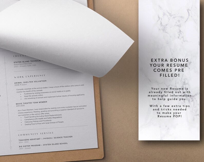 Pu&ograve; includere: Un modello di curriculum con il testo "Extra Bonus Your Resume Comes Pre Filled!" e "Your new Resume is already filled out with meaningful information to help guide you. With a few extra tips and tricks needed to make your Resume POP!"