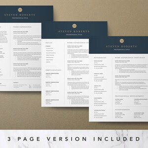 Pu&ograve; includere: Un modello di curriculum vitae su tre pagine con sfondo blu scuro e accenti dorati. Il modello include sezioni per riepilogo, esperienza lavorativa, competenze, istruzione, certificazioni, referenze, sviluppo professionale e risultati. Il testo "STEVEN ROBERTS PROFESSIONAL TITLE" appare nella parte superiore di ogni pagina.