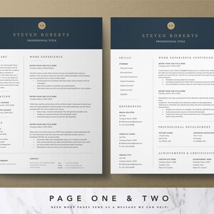 Pu&ograve; includere: Un modello di curriculum vitae su due pagine con sfondo blu scuro e accenti dorati. Il curriculum vitae include sezioni per riepilogo, esperienza lavorativa, istruzione, competenze, referenze, sviluppo professionale, risultati e certificazioni. Il modello &egrave; progettato per essere professionale e facile da leggere.