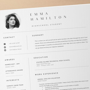 Pu&ograve; includere: Un curriculum vitae in bianco e nero con una foto di una donna. Il curriculum include informazioni di contatto, un riepilogo, premi, interessi, istruzione ed esperienza lavorativa. Il curriculum &egrave; per Emma Hamilton, una studentessa delle scuole superiori.