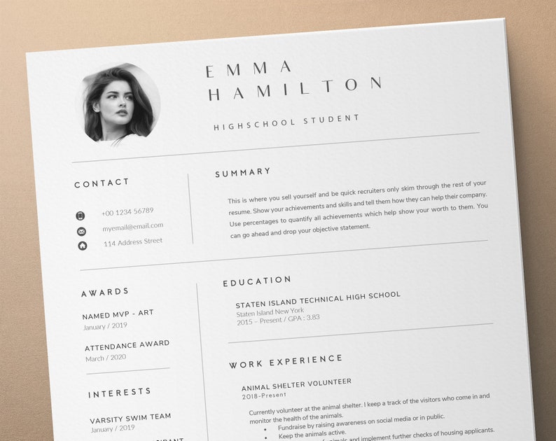 Pu&ograve; includere: Un curriculum vitae in bianco e nero con una foto di una donna. Il curriculum include informazioni di contatto, un riepilogo, premi, interessi, istruzione ed esperienza lavorativa. Il curriculum &egrave; per Emma Hamilton, una studentessa delle scuole superiori.