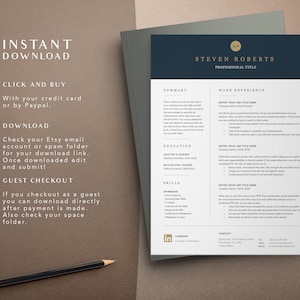 Pode incluir: Um modelo de curr&iacute;culo de cor castanho claro com um cabe&ccedil;alho azul escuro e um destaque dourado. O cabe&ccedil;alho inclui o texto "INSTANT DOWNLOAD" e "STEVEN ROBERTS PROFESSIONAL TITLE". O modelo de curr&iacute;culo inclui se&ccedil;&otilde;es para "SUMMARY", "WORK EXPERIENCE", "EDUCATION", "SKILLS" e "CONTACT".