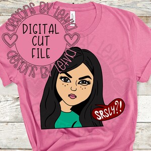 Könnte beinhalten: Pinkes T-Shirt mit einer schwarz-weißen Cartoon-Illustration einer Frau mit dem Text "srsly?!" in einer roten Sprechblase. Der Text "Designs by Levia" ist in einem Kreis um das Bild geschrieben.