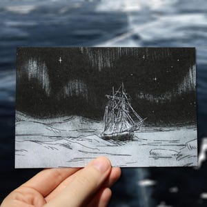 Cartolina di esplorazione polare con nave e aurora