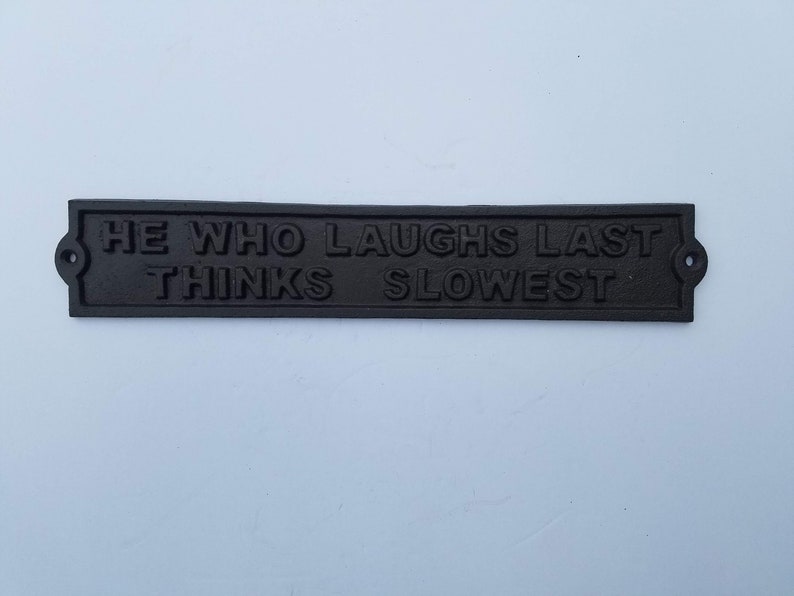 AB Tools Türschild Aus Gusseisen – „He Who Laughs Last Thinks Slowest“, Schwarz-weiß, 32x6 Cm, Rustikaler Look