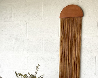 Tapiz de pared, arte de fibra, arte moderno de mediados de siglo, tapiz, arte de pared, decoración del hogar, tapiz de hilo, tapiz tejido, casita, macramé, panel de media luna