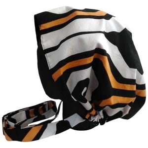 Casquette bouffante réversible doublée de satin, style géométrique noir et blanc
