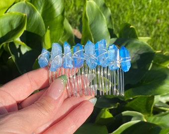 Peigne à cheveux avec cristaux de quartz brut bleu clair, idéal pour les mariées ou les demoiselles d'honneur