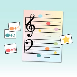 Puede incluir: Una colorida partitura con una clave de sol y una clave de fa, con notas musicales y formas de estrella. Pequeñas tarjetas con números y flechas están esparcidas alrededor de la hoja. El texto "Whole Foundation Method" es visible.