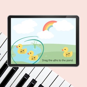 Puede incluir: La pantalla de una tableta muestra un juego para aprender música. El juego presenta un estanque con dos patos de goma amarillos con notas musicales en ellos. El texto en la pantalla dice "Arrastra los 4tos al estanque."