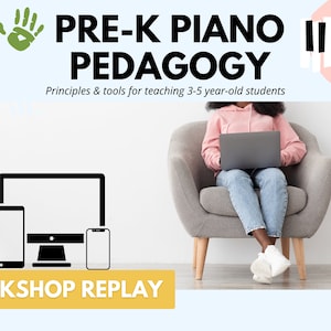 以下が含まれることがあります： 「PRE-K PIANO PEDAGOGY」と「3～5歳の生徒への指導のための原則とツール」というテキストが書かれたワークショップのリプレイグラフィック。グラフィックには、キーボード、手形、椅子に座ってラップトップを使用している人が含まれています。