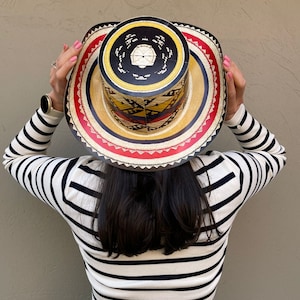 Pack de 6 Sombreros Colombianos Vueltiao Tricolor hechos de Cartón para Fiestas - Sombrero Vueltiao de Carton para Fiestas/Cotillon/Hora Loca