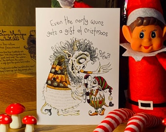 Könnte beinhalten: Eine Weihnachtskarte mit einer Cartoon-Illustration eines Monsters, das einem kleineren Monster ein Geschenk macht. Die Karte lautet "Even the norty wunz getz a gift at cristmoos fur me?!"