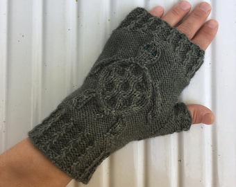 Descarga del patrón de tejido de guantes de tortuga marina cableados en PDF, también disponible en la colección de patrones de tejido SGD n.° 1: Critter Knits