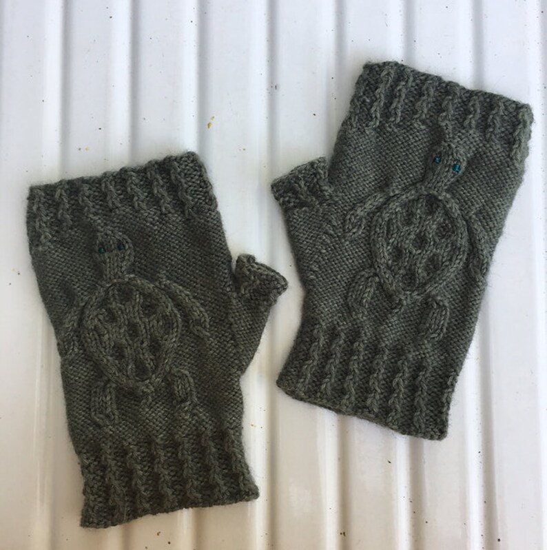 Cabled Sea Turtle Mitts knitting pattern PDF download