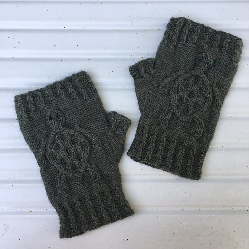 Cabled Sea Turtle Mitts knitting pattern PDF download