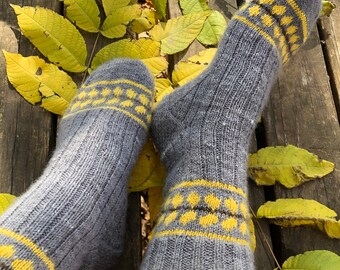 Autumn Fog Sock knitting pattern PDF download, great for handspun yarn and includes natural dyeing directions