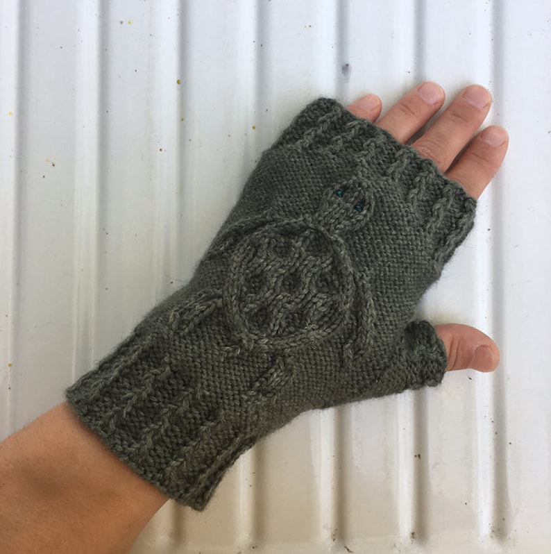 Cabled Sea Turtle Mitts knitting pattern PDF download