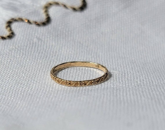 10k Yellow Gold Vintage Baby Ring - Beautiful flor