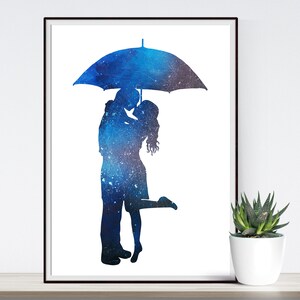 Coppia sotto la pioggia Silhouette Arte da parete stampabile - Download digitale, regalo romantico, forma blu scuro, coppia con ombrello Home Decor