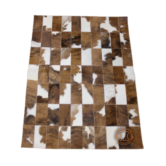 ブラウン＆ホワイトのパッチワーク牛革ラグ – 56 x 41インチ - 146 x