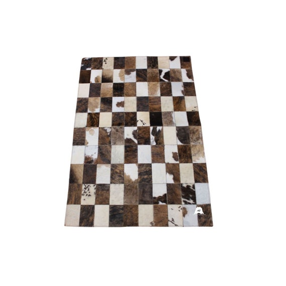 赤みがかった茶色と白のパッチワーク牛革ラグ – 48 x 32インチ - 124 x