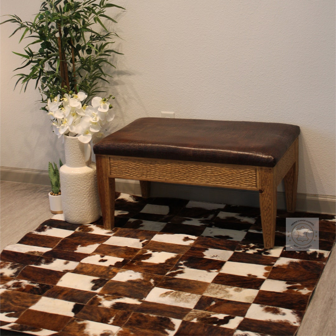 ブラウン＆ホワイトのパッチワーク牛革ラグ – 56 x 41インチ - 146 x