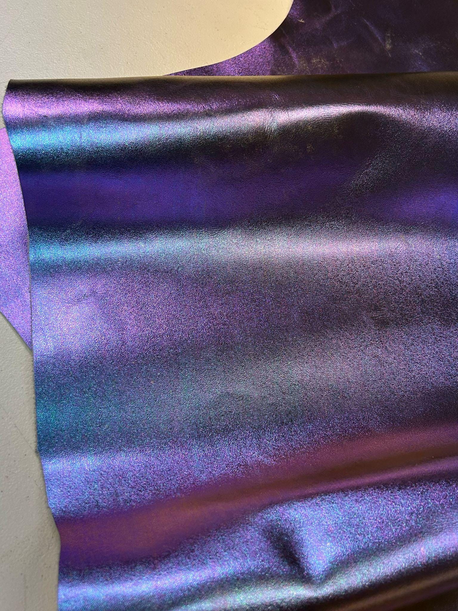 PELLE VIOLA METALLIZZATA - Pelle multicolore viola: vera pelle da 3,0-3,5 oz. - Perfetta per borse e artigianato in pelle!