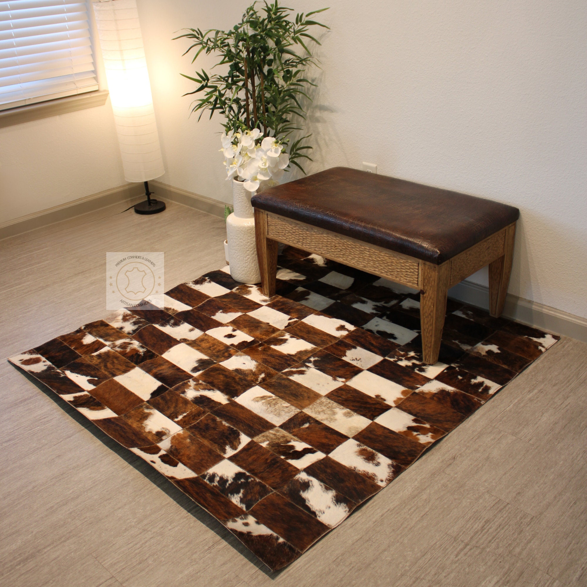 ブラウン＆ホワイトのパッチワーク牛革ラグ – 56 x 41インチ - 146 x