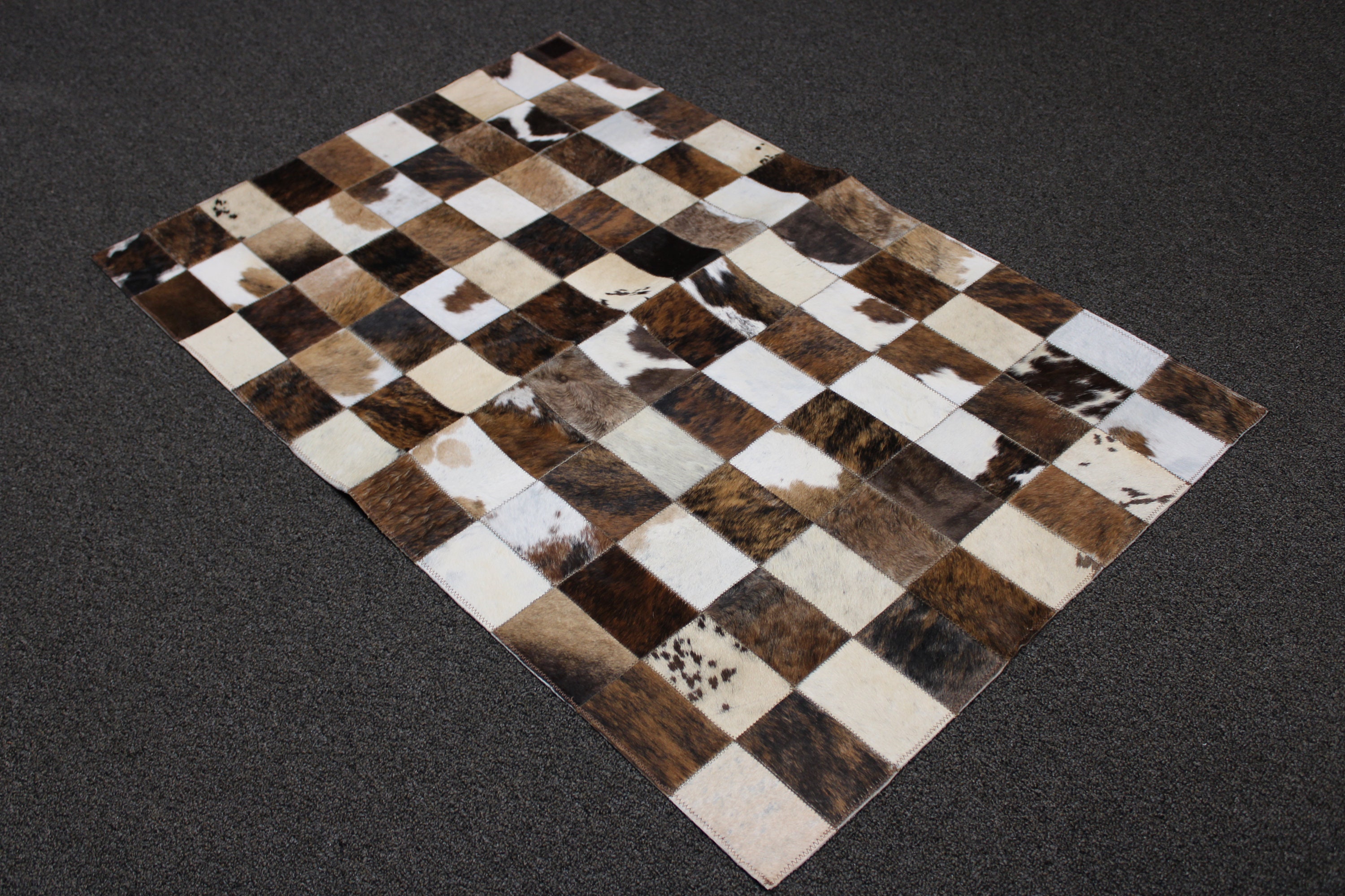 天然牛革ラグ 茶色と白の模様 牛革ラグ 茶色と白のパターン