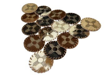 Dessous de verre en peau de vache Zia assortis - Taille 4,5 pouces - Sous-verres en peau de vache véritable
