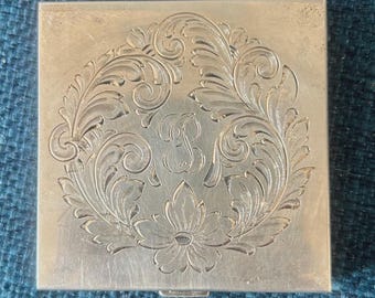 Polvera antigua de plata de ley grabada de Thomae Co con espejo, con grabado floral ornamentado y la letra R grabada en el frente, cierra y se sujeta fácilmente.