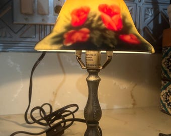 VTG-lamp in art-nouveaustijl, omgekeerd geschilderd met rode rozen, matglazen lampenkap, met gegraveerde bronzen metalen voet, romantische cottagecore, 13" t