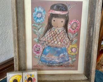 "Ein De Grazia Druck ""Little Cocopah Indianer Mädchen"" mit Blumen in einem Rustikalen Holzrahmen & einem Set von 2 Grazia Spielkarten."