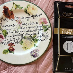 Vintage „Love Letter to my Mother“ Teller, wunderschönes Blumenmuster auf elfenbeinfarbenem Keramikteller mit Grün. Kommt mit brandneuem Messingbügel