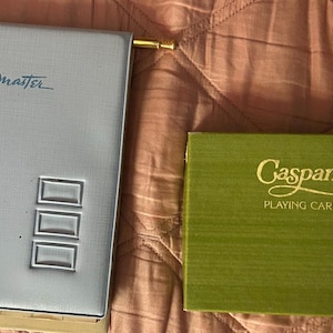 Conjunto de cartas VTG, Score Master, placa de pontuação para cartas e jogos com 2 conjuntos de cartas Caspari, design floral por Karen Fjord Kjaersgaard