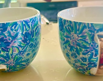 VTG 1990er Jahre Lilly Pulitzer Zwei Keramik Blau Lila Grün Blumen Kaffeetassen, große w / Gold Griff Schöne Tassen!