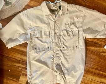 Vtg ‘05 Field & Stream Mens Khaki Tan Shirt, Button Up, Short Sleeves,   Personalized w/Winery Logos on Sleeves and “Crush Camp 2005” Pocket