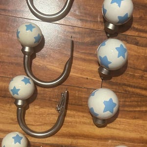 8 białych porcelanowych gałek do słupków łóżka z niebieskimi gwiazdkami i ozdobnych uchwytów do zasłon/haczyków ściennych Pottery Barn, w zestawie ze śrubami, patrz zdjęcia