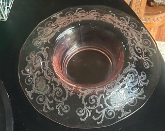 Wunderschöne 1930er Jahre Rosa Glas Runde Depression 10 Zoll Jeannette Kuchenplatte mit 3 Beinen & Fostoria Versailes Geätzte Konsolenschüssel, 13 Zoll Elegante Rosa Platte