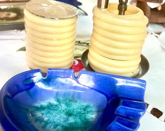 Retro Dekor! Stundenweise Kerze, umweltfreundliches natürliches Bienenwachs mit Baumwolldocht 14,5 cm und Aschenbecher aus den 1970er Jahren