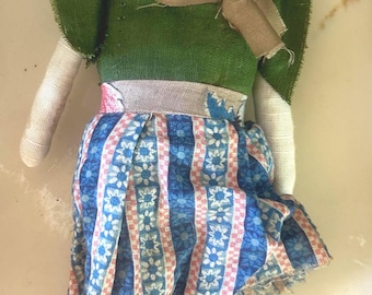 Muñeca artesanal de estilo primitivo, de los años 20-30. Top verde con lazo, falda azul, sombrero negro con lazo rosa. Muñeca bien hecha de 30 cm de altura.