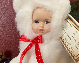 Urocza perska kulka puchu Królewny Śnieżki, „Pance”, z porcelanową buzią, niebieskimi oczami i realistycznym kocim ciałem, kolekcja Ashley Belle. Rok produkcji 2000, 14 cali wysokości.