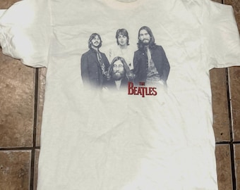T-shirt vintage bianca con i Beatles seduti al tavolo di Tittenhurst. Maniche corte, taglia L, cotone.