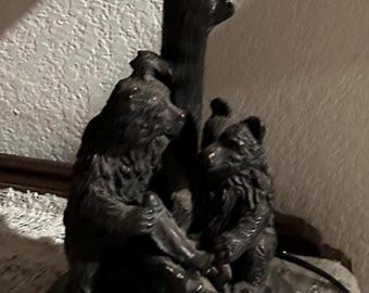 Stara, rustykalna lampa z żywicy odlewanej na zimno i abażurem z dwoma niedźwiedziami na kłodzie z rybą, z ciemnym metalowym abażurem, lampa stołowa w leśnym stylu, Cabincore