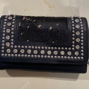 Cartera/bolso bandolera estilo western con pelo de becerro y pedrería tachonada, interior espacioso, 18 cm de largo, 13 cm de ancho, bolso vaquera, bandolera rústica.