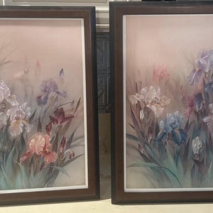 Due litografie di Lena Liu in pastello, intitolate "Mixed Iris Bouquets", nei colori blu, viola e bianco, con cornice in legno scuro, firmate, 49,5 x 60 cm.